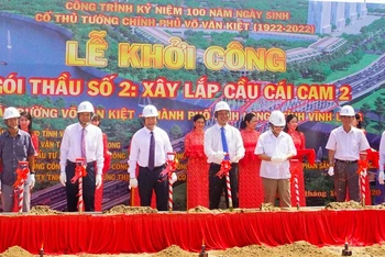 Động thổ công trình đường gói thầu số 2 - Xây lắp cầu Cái Cam 2 thuộc dự án đường Võ Văn Kiệt. 
