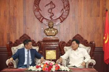 Tổng giám đốc VietinBank Lào Lê Quốc Nam (trái) chia sẻ những khó khăn do đại dịch Covid-19 gây ra đối với Chính phủ và người dân Lào.