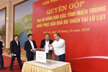 Thủ tướng Nguyễn Xuân Phúc quyên góp ủng hộ, hỗ trợ đồng bào các tỉnh miền trung.
