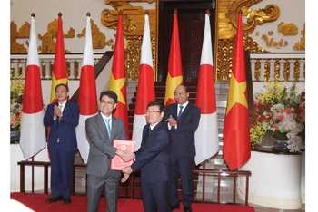 Thủ tướng Nguyễn Xuân Phúc và Thủ tướng Nhật Bản Suga Yoshihide chứng kiến lễ trao Giấy chứng nhận đầu tư của UBND tỉnh Vĩnh Phúc cho Công ty TNHH Toto Việt Nam. 