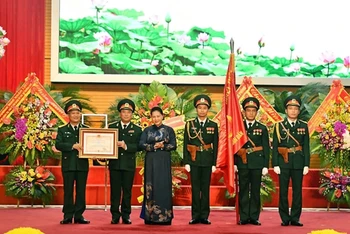 Chủ tịch Quốc hội Nguyễn Thị Kim Ngân trao Huân chương Độc lập hạng Ba tặng Báo Quân đội nhân dân.