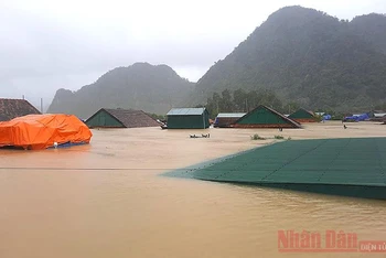 Hàng trăm ngôi nhà tại xã Tân Hóa, huyện Minh Hóa (Quảng Bình) chìm trong biển nước. 