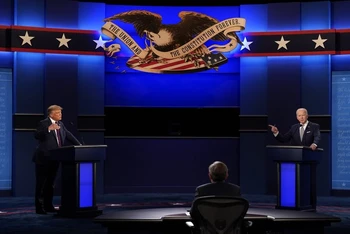 Hai ứng viên Tổng thống Mỹ trong cuộc tranh luận ngày 29-9, tại bang Ohio. (Ảnh: AP)