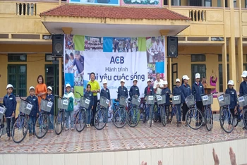 Những chiếc xe đạp, những tấm áo ấm được trao tặng cho học sinh khó khăn miền quê nghèo.