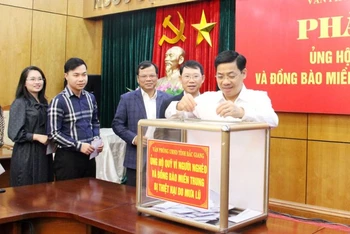 Lãnh đạo tỉnh Bắc Giang ủng hộ Quỹ vì người nghèo tại lễ phát động.