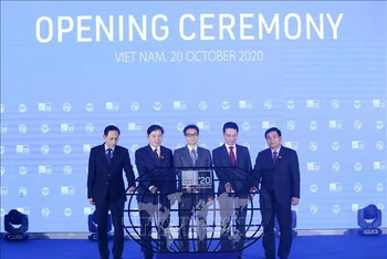 Nước chủ nhà Việt Nam bấm nút khai mạc Hội nghị và Triển lãm Thế giới số (ITU Digital World) 2020. Ảnh: TTXVN.