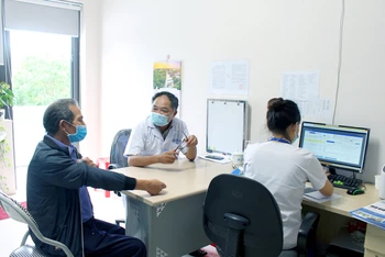 Bác sĩ Bệnh viện K (Hà Nội) và các cộng sự tiến hành thăm khám bệnh nhân tại Vĩnh Phúc.