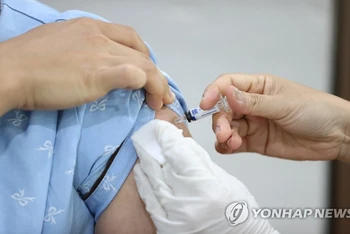 Người dân tiêm phòng cúm miễn phí tại cơ sở y tế ở Seoul, ngày 19-10. (Ảnh: Yonhap)