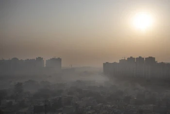 Khói mù bao phủ bầu trời khu vực ngoại ô New Delhi, Ấn Độ, ngày 16-10. (Ảnh: AP)