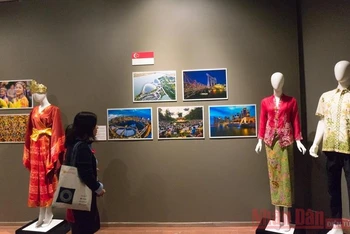 Triển lãm trưng bày một phần trong kho tàng văn hóa trang phục truyền thống của 10 quốc gia thành viên ASEAN.