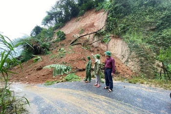Sạt lở núi, đất đá tràn xuống lòng đường trên tuyến đường Chiêu Lưu - Na Ngoi. 