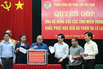 Tập thể Ban Thường vụ T.Ư Hội Nông dân Việt Nam tham gia quyên góp ủng hộ đồng bào miền trung tại chương trình.