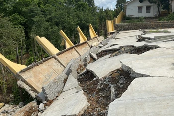 Hiện trường công trình nâng cấp Trường THPT Quang Trung, huyện Đắk Mil, Đắk Nông bị sụp lún, sạt lở.