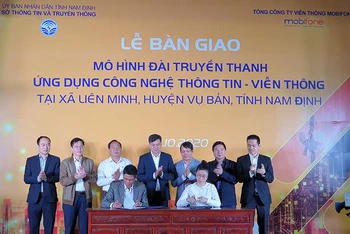 Bàn giao mô hình đài truyền thanh thông minh ở xã Liên Minh, huyện Vụ Bản (Nam Định).