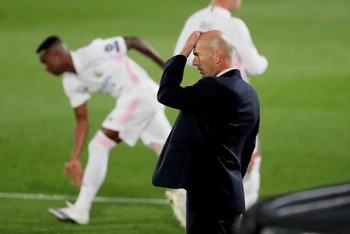 HLV Zinedine Zidane thừa nhận đang gặp khó khăn để tạo ra một đội bóng như ông muốn.