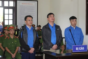 Các bị cáo tại phiên tòa (từ trái sang) Nguyễn Quang Vinh, Khương Ngọc Chất và Đỗ mạnh Tuấn.