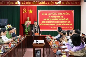 Đồng chí Tòng Thị Phóng đến thăm, chia sẻ những mất mát của bà con nhân dân bị thiệt hại do mưa lũ tại huyện Phong Điền.