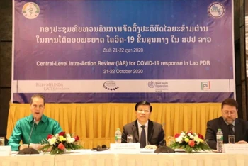 Thứ trưởng Y tế Lào Phouthone Muongpak (giữa) chủ trì Hội nghị phòng chống Covid-19 của Lào.