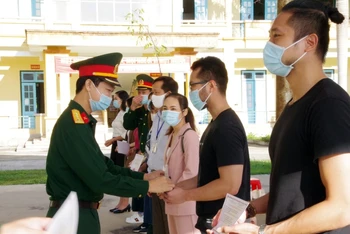 Đại diện Bộ Chỉ huy Quân sự tỉnh trao giấy chứng nhận hoàn thành thời gian cách ly cho các công dân.