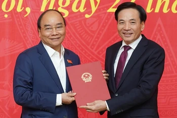 Thủ tướng Nguyễn Xuân Phúc trao quyết định bổ nhiệm Phó Chủ nhiệm Văn phòng Chính phủ