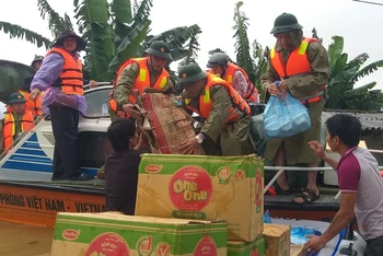 Bộ đội Biên phòng Quảng Bình cứu trợ lương thực, nước uống cho người dân vùng lũ.