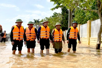Bộ trưởng Nguyễn Xuân Cường kiểm tra tình hình lũ lụt tại Lệ Thủy (Quảng Bình).