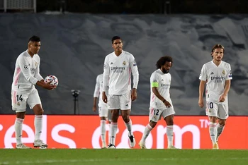 Các cầu thủ Real Madrid thất vọng sau trận thua muối mặt. 