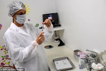 Bác sĩ nhi khoa, Tiến sĩ Monica Levi, người đã tiêm thử nghiệm vaccine Covid-19, đang làm việc tại Phòng khám chuyên khoa về Truyền nhiễm và Bệnh ký sinh trùng và chích ngừa ở Sao Paulo, Brazil ngày 24-7. Ảnh: Getty Images.