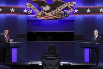 Hai ứng cử viên Tổng thống Mỹ trong buổi tranh luận trực tiếp cuối cùng trước ngày bỏ phiếu. (Ảnh: AP)