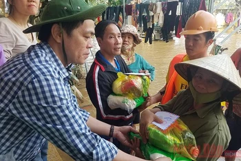 PVTT Báo Nhân Dân tại Quảng Bình trao quà cứu trợ cho người dân