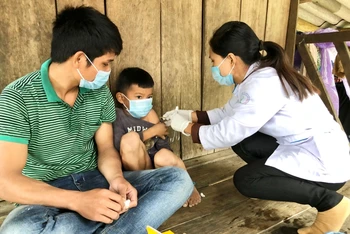 Ngay sau khi phát hiện ca bệnh, ngành Y tế tiêm vaccine phòng bệnh bạch hầu cho trẻ em tại thôn Vẩy Ốc, xã Ba Khâm, huyện Ba Tơ.
