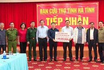 Lãnh đạo tỉnh Vĩnh Phúc trao tặng trao 1,5 tỷ đồng hỗ trợ người dân tỉnh Hà Tĩnh.