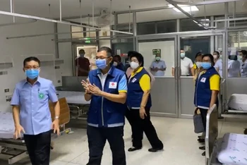 Nhân viên y tế kiểm tra phòng cách ly tại Bệnh viện Koh Samui sau khi phát hiện ca nhiễm Covid-19. (Ảnh: Bangkok Post)