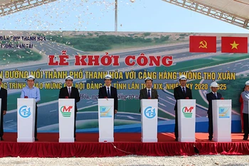 Các đại biểu ấn nút khởi công dự án đường nối TP Thanh Hóa với Cảng hàng không Thọ Xuân.