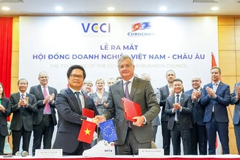 Từ trái qua phải: Chủ tịch VCCI Vũ Tiến Lộc và Chủ tịch Eurocham Nicolas Audier tại lễ ra mắt EVBC (Ảnh: Eurocham)