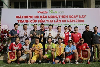 Ban Tổ chức, khách mời chụp ảnh lưu niệm với đại diện các đội bóng tham gia Giải đấu.