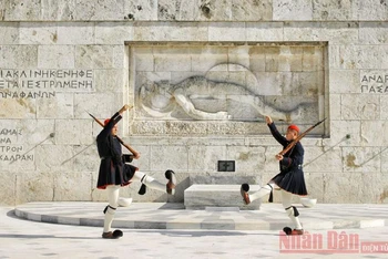 Những người lính Evzone là đối tượng được du khách chụp hình nhiều thứ 2 tại Hy Lạp, chỉ sau ngôi đền thờ linh thiêng Parthenon. 