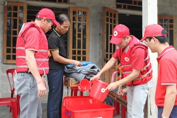 Đoàn cứu trợ Trung ương Hội Chữ thập đỏ Việt Nam do Phó Chủ tịch Trung ương Hội Trần Quốc Hùng làm trưởng đoàn hỗ trợ bà con tại huyện Phong Điền, tỉnh Thừa Thiên Huế.
