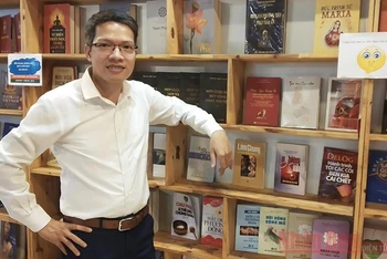 Tác giả Khúc Hồng Thiện, người sáng lập Thư viện Hồng Châu, một trong những thư viện cộng đồng mang ý nghĩa và có sức lan tỏa mạnh mẽ.