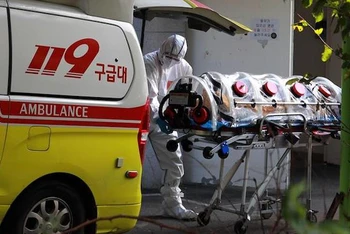Bệnh nhân Covid-19 được chuyển tới bệnh viện ở Busan, Hàn Quốc, ngày 14-10-2020. (Ảnh: Yonhap/ TTXVN)