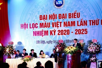Thứ trưởng Bộ Y tế Đỗ Xuân Tuyên phát biểu ý kiến tại đại hội.