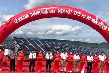 Lãnh đạo tỉnh Ninh Thuận cùng nhà đầu tư, nhà thầu cắt băng khánh thành dự án.