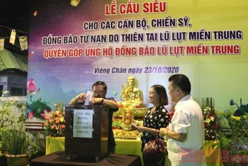 Đại sứ Nguyễn Bá Hùng và Phu nhân cùng đại diện kiều bào tham gia quyên góp.