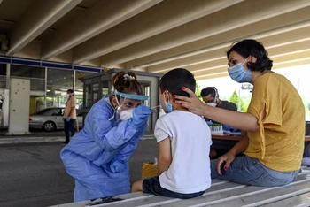 Nhân viên y tế làm xét nghiệm Covid-19 cho người dân tại làng Promahonas (Hy Lạp) giáp biên giới với Bulgaria. (Ảnh: AP)