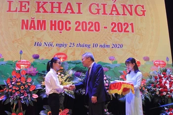 GS,TS Lê Ngọc Thành trao tặng áo blouse cho tân sinh viên Hoàng Thị Huyền, thủ khoa Khoa Y Dược năm 2020