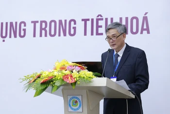 GS, TS Đào Văn Long - Chủ tịch hội đồng quản lý Viện Nghiên cứu và Đào tạo Tiêu hóa, Gan mật phát biểu tại hội nghị.