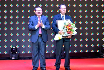 Ông Nguyễn Văn Hùng, Ủy viên Trung ương Đảng, Thứ trưởng VH-TT-DL trao Quyết định công nhận Khu DLQG Mũi Né cho đại diện tỉnh Bình Thuận.