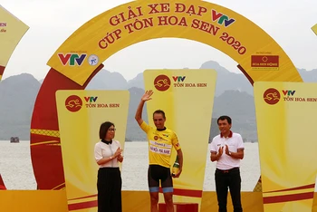 Ban tổ chức trao giải áo vàng chung cuộc cho VĐV Loic Desriac (Bike Life Đồng Nai).