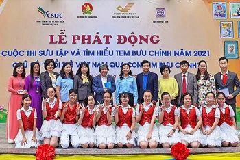 Giáo sư sử học Lê Văn Lan, Chủ tịch Hội đồng giám khảo cuộc thi (thứ 6 từ trái sang) cùng các thành viên Ban tổ chức.