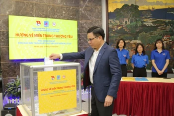 Tổng Giám đốc PVN Lê Mạnh Hùng tham gia quyên góp ủng hộ đồng bào miền trung.